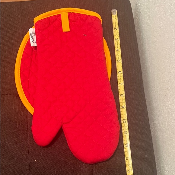 #1087+ Fiesta Red Oven Mitt with White Horse Thunder Art Logo Motif - Picture 3 of 6